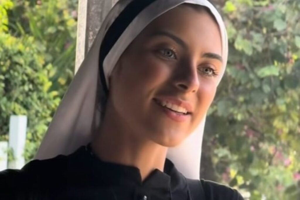 Eva viralizou em um vídeo onde vendia artigos religiosos