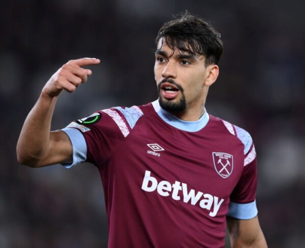 Lucas Paquetá aparece pedindo substituição em partida válida pela Premier League de 2023- Metrópoles