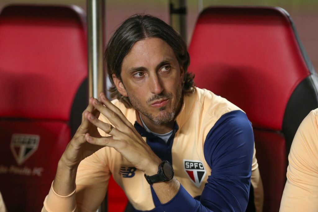 Foto colorida do técnico Luis Zubeldía