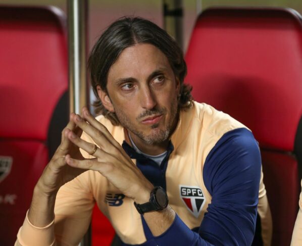 Foto colorida do técnico Luis Zubeldía